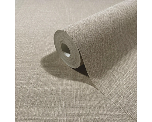 Vliesbehang met linnenstructuur in beige, rol op uitgerold patroon.