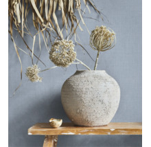 Rustieke scène met een ronde vaas met textuur op een houten bank voor behang met linnenlook, gedecoreerd met droogbloemen.