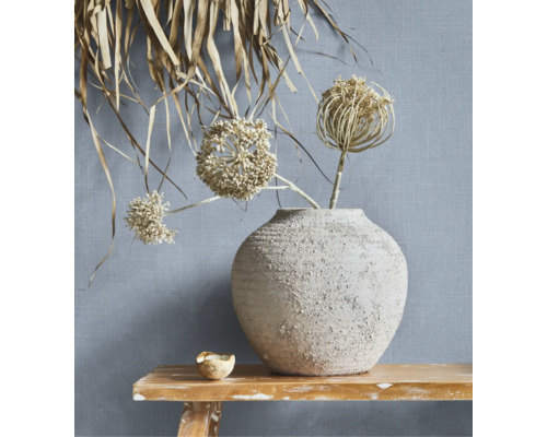 Rustieke scène met een ronde vaas met textuur op een houten bank voor behang met linnenlook, gedecoreerd met droogbloemen.