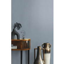 Behang met een fijne linnenstructuur in een modern ingerichte kamer met een houten dressoir en decoratieve vazen.