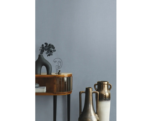 Behang met een fijne linnenstructuur in een modern ingerichte kamer met een houten dressoir en decoratieve vazen.