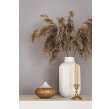 Vliesbehang met linnenstructuur, gedecoreerd met een witte vaas met drooggrassen, een aroma-diffuser en een kandelaar.