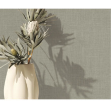 Behang met structuur in linnenlook met geweven stofstructuur in een kamersetting met vaas en droogbloemen.