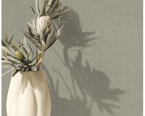 Behang met structuur in linnenlook met geweven stofstructuur in een kamersetting met vaas en droogbloemen.