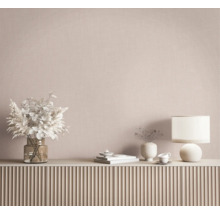 Gestructureerd behang in een minimalistische kamer met dressoir, decoratieve vazen, droogbloemen en een tafellamp.