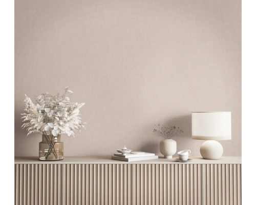Gestructureerd behang in een minimalistische kamer met dressoir, decoratieve vazen, droogbloemen en een tafellamp.