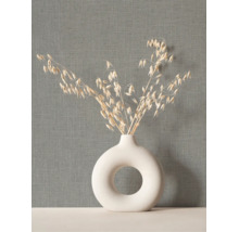 Gestructureerd behang met linnenlook in grijs, afgebeeld met een decoratieve vaas en droogbloemen.