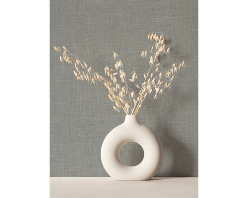 Gestructureerd behang met linnenlook in grijs, afgebeeld met een decoratieve vaas en droogbloemen.