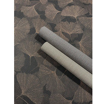 Vliesbehang met ginkgobladpatroon en twee rollen behang met linnenstructuur.