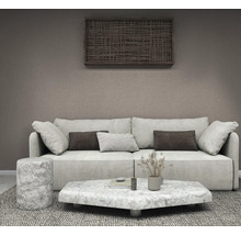 Moderne woonkamer met behang met textuur, bank, salontafel in marmerlook en decoratieve wandkunst van vlechtwerk.