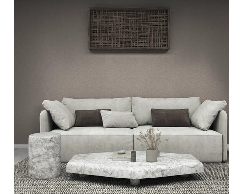 Moderne woonkamer met behang met textuur, bank, salontafel in marmerlook en decoratieve wandkunst van vlechtwerk.