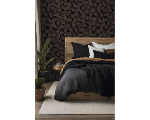 Slaapkamer met donker behang met ginkgobladpatroon, een houten bed met grijs beddengoed, kamerplanten en een licht vloerkleed.