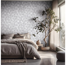 Lichte slaapkamer met vliesbehang met ginkgomotief, groot bed, kamerplant en raam tot aan de vloer met gordijnen.