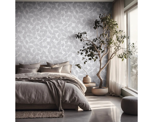Lichte slaapkamer met vliesbehang met ginkgomotief, groot bed, kamerplant en raam tot aan de vloer met gordijnen.