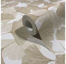 Vliesbehang met ginkgobladpatroon in beige en wit met gestructureerd oppervlak.
