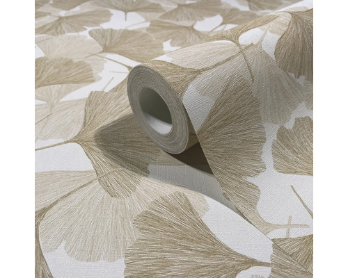 Vliesbehang met ginkgobladpatroon in beige en wit met gestructureerd oppervlak.