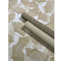 Behang met ginkgobladpatroon en twee rollen behang met linnenstructuur.
