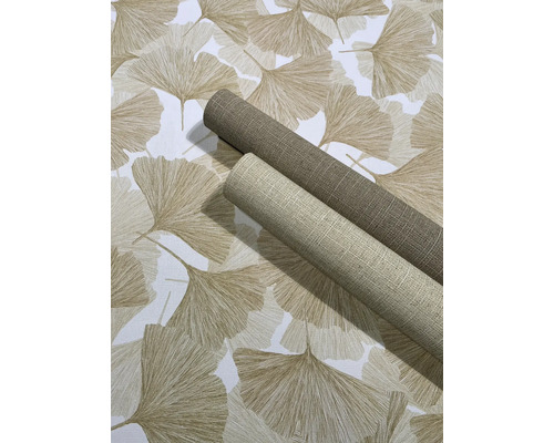 Behang met ginkgobladpatroon en twee rollen behang met linnenstructuur.