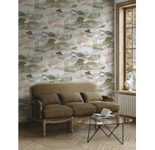 Vliesbehang met landschapspatroon in aquarel-stijl in een lichte woonkamer met klassieke bank, glazen tafel en visgraatparket.