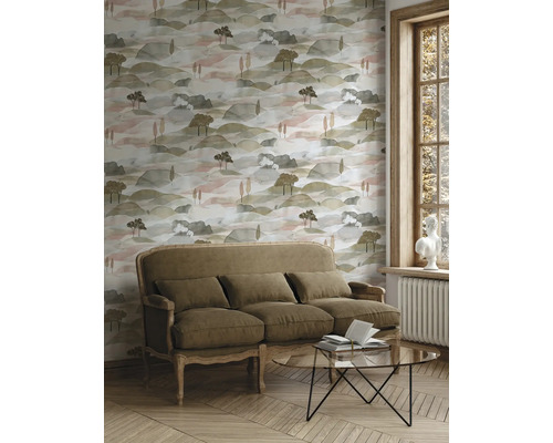 Vliesbehang met landschapspatroon in aquarel-stijl in een lichte woonkamer met klassieke bank, glazen tafel en visgraatparket.