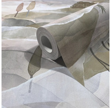 Rol behang met abstract landschapsmotief in gedempte aardetinten, gestructureerd vliesbehang.