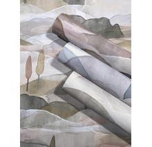 Behangrollen met een aquarel landschapspatroon met bergen en bomen.