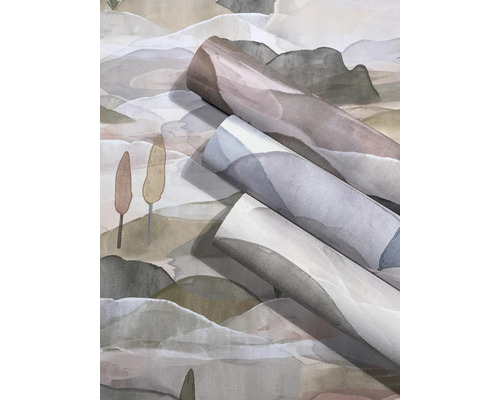 Behangrollen met een aquarel landschapspatroon met bergen en bomen.