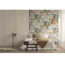 Lichte slaapkamer met vliesbehang in aquarel landschapsstijl met heuvels en bomen, witte wandpanelen en bed met beddengoed.