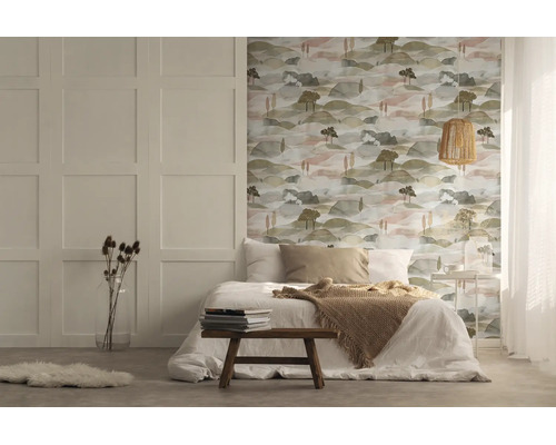 Lichte slaapkamer met vliesbehang in aquarel landschapsstijl met heuvels en bomen, witte wandpanelen en bed met beddengoed.