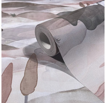 Close-up van een rol vliesbehang met een abstract landschapspatroon van heuvels en bomen voor wanddecoratie.