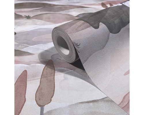Close-up van een rol vliesbehang met een abstract landschapspatroon van heuvels en bomen voor wanddecoratie.