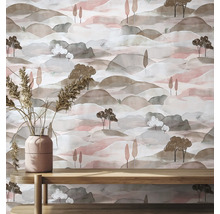 Behang met een landschap van bergen en bomen in aquarelstijl achter een houten bank met een vaas en droogbloemen.