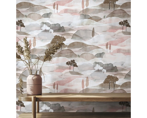Behang met een landschap van bergen en bomen in aquarelstijl achter een houten bank met een vaas en droogbloemen.