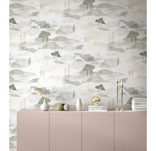 Moderne interieurscène met landschapsbehang in aquarelstijl achter een dressoir met diverse decoratieve voorwerpen.