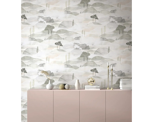 Moderne interieurscène met landschapsbehang in aquarelstijl achter een dressoir met diverse decoratieve voorwerpen.