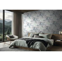 Moderne slaapkamer met houten bed, behang met landschapspatroon en een groot raam met uitzicht op een berglandschap.