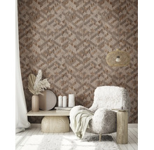 Vliesbehang met geometrisch 3D-patroon in houtlook in een modern ingerichte woonkamer met een lichte fauteuil en houten meubels.
