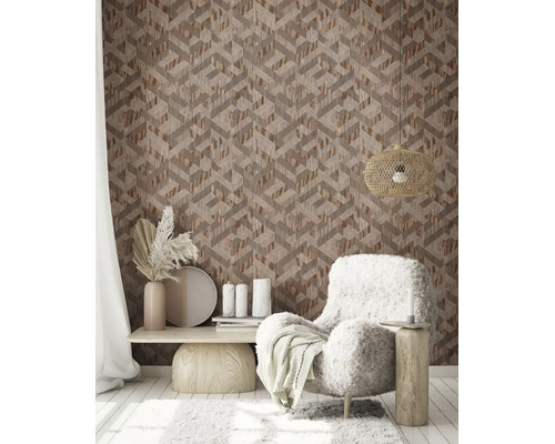 Vliesbehang met geometrisch 3D-patroon in houtlook in een modern ingerichte woonkamer met een lichte fauteuil en houten meubels.