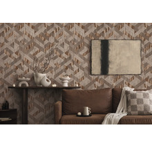 Woonkamer met geometrisch behang in zigzagpatroon, een bruine bank en een abstract schilderij aan de wand.