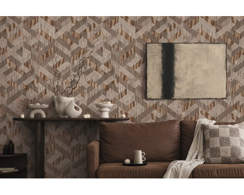 Woonkamer met geometrisch behang in zigzagpatroon, een bruine bank en een abstract schilderij aan de wand.