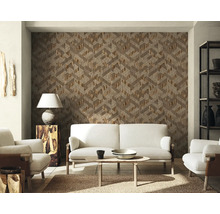 Vliesbehang met geometrisch 3D-patroon in een lichte, modern ingerichte woonkamer met bank, fauteuils en een salontafel.
