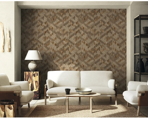 Vliesbehang met geometrisch 3D-patroon in een lichte, modern ingerichte woonkamer met bank, fauteuils en een salontafel.