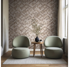 Moderne woonkamer met behang met geometrisch 3D-patroon, twee ronde fauteuils, een houten bijzettafel en een vloerkleed op een houten vloer.