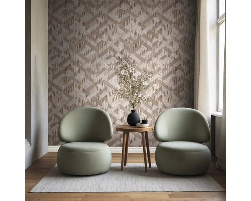 Moderne woonkamer met behang met geometrisch 3D-patroon, twee ronde fauteuils, een houten bijzettafel en een vloerkleed op een houten vloer.