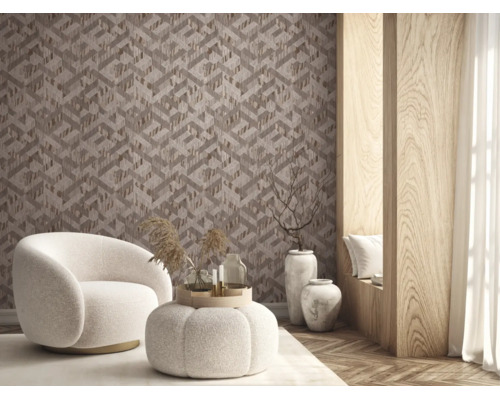 Moderne woonkamer met geometrisch behang met driedimensionale optiek en houtstructuur, een witte bouclé fauteuil en poef en vloervazen.