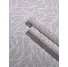 Vliesbehang met groot bladpatroon en twee rollen met textieloppervlak.