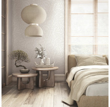 Lichte slaapkamer in Japandi-stijl met behang met bladmotief, houten bijzettafels met een bonsai en een hanglamp.