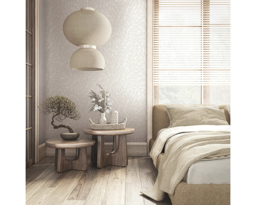 Lichte slaapkamer in Japandi-stijl met behang met bladmotief, houten bijzettafels met een bonsai en een hanglamp.
