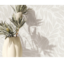 Licht vliesbehang met bladmotief in linnenlook, modern wandontwerp.