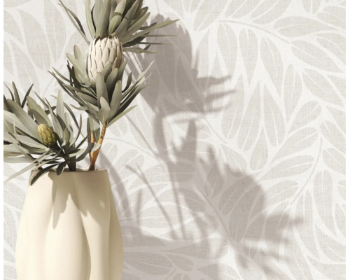 Licht vliesbehang met bladmotief in linnenlook, modern wandontwerp.